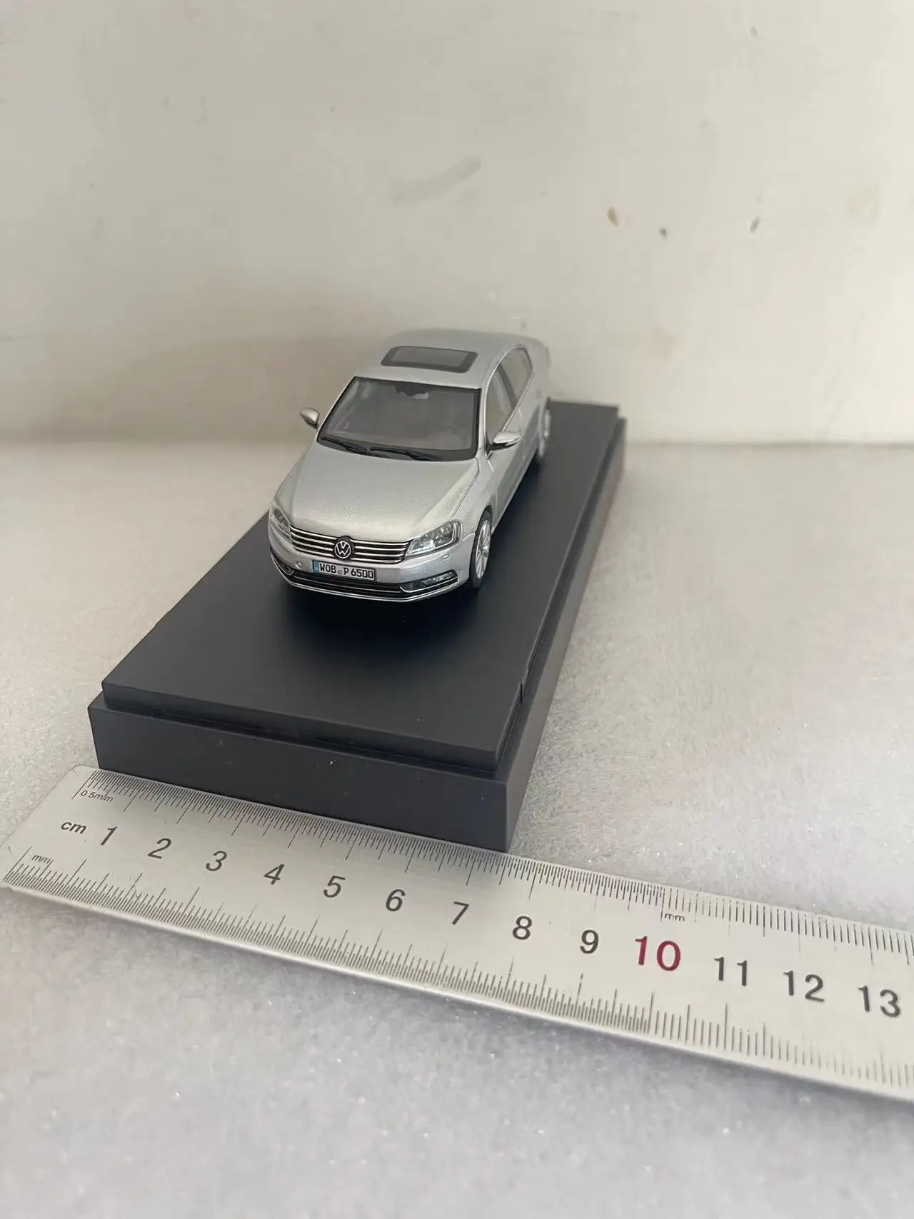 Volkswagen Passat B7 Die-cast Model 1:43 Scale 5 Volkswagen Passat B7 Die-cast Model 1:43 Scale - Image 5