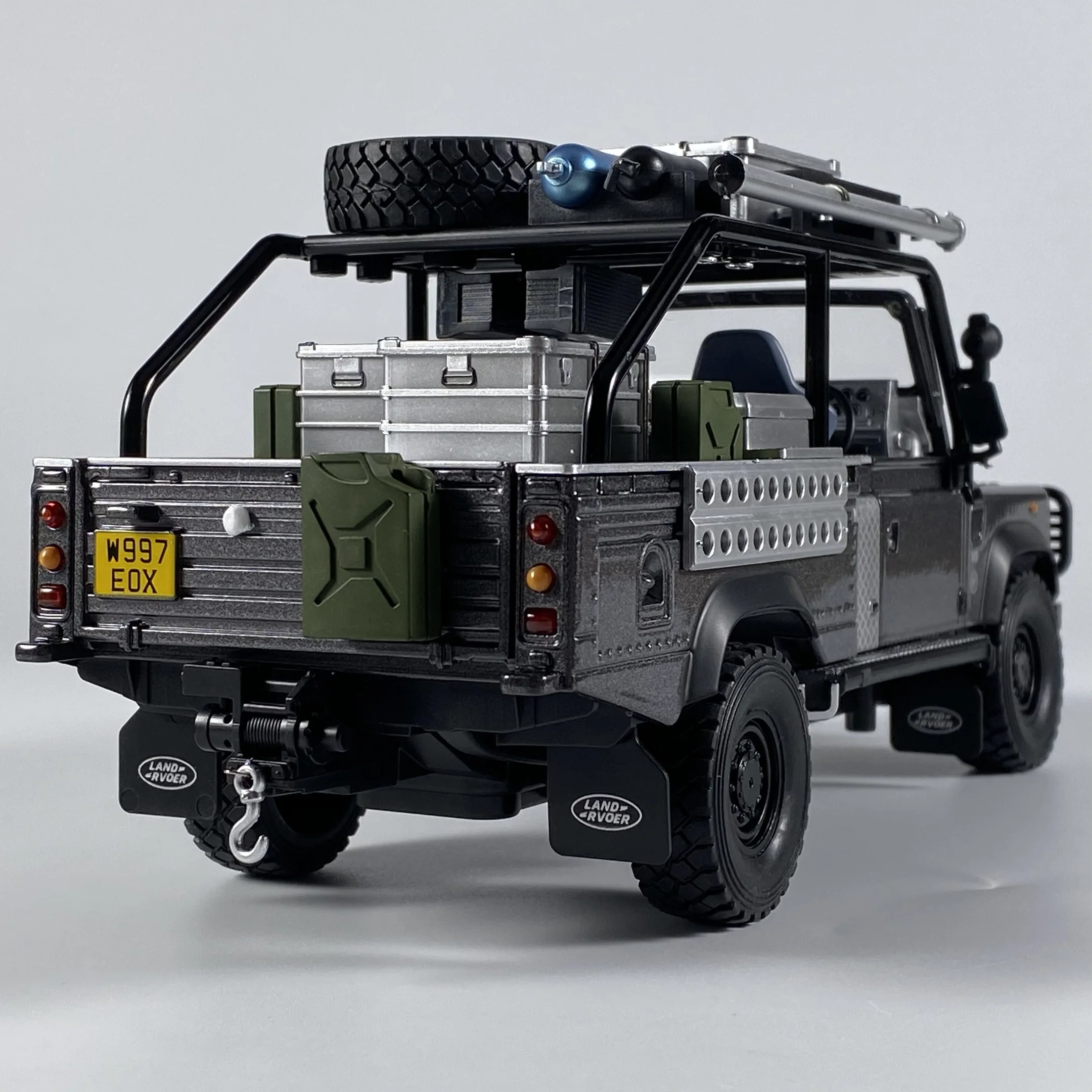 Land Rover Defender 90 1:24 Scale Diecast Model 2 Land Rover Defender 90 1:24 Scale Diecast Model - Image 2
