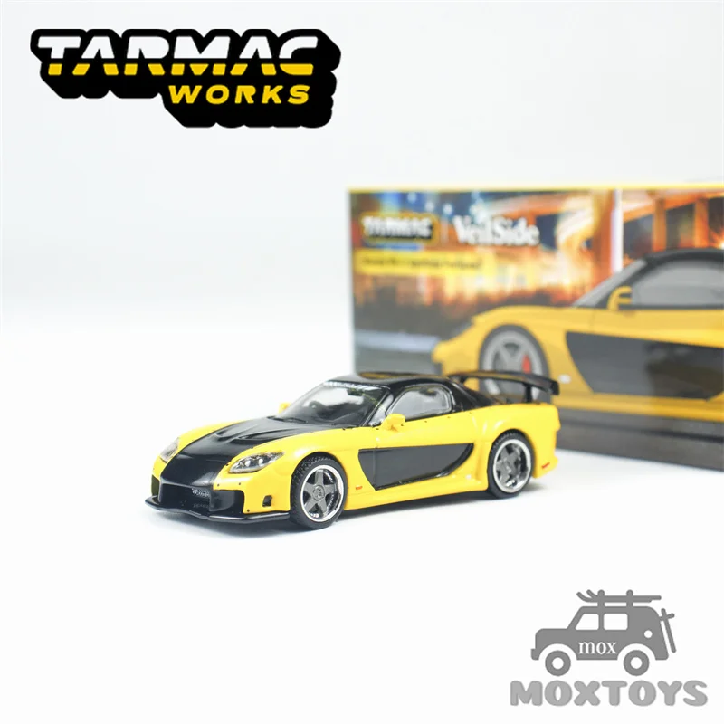 Tarmac Works 1:64 Toyota Hilux Diecast Model 5 Tarmac Works 1:64 Toyota Hilux Diecast Model - Image 5