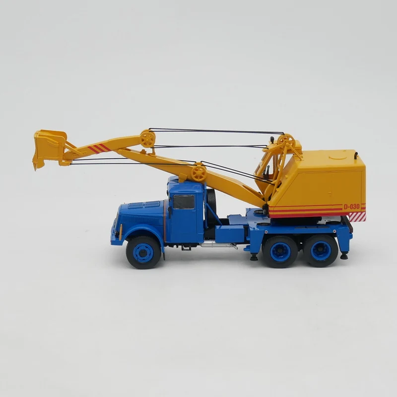 Tatra 111 D-030 Diecast Model 1:43 Scale 2 Tatra 111 D-030 Diecast Model 1:43 Scale - Image 2