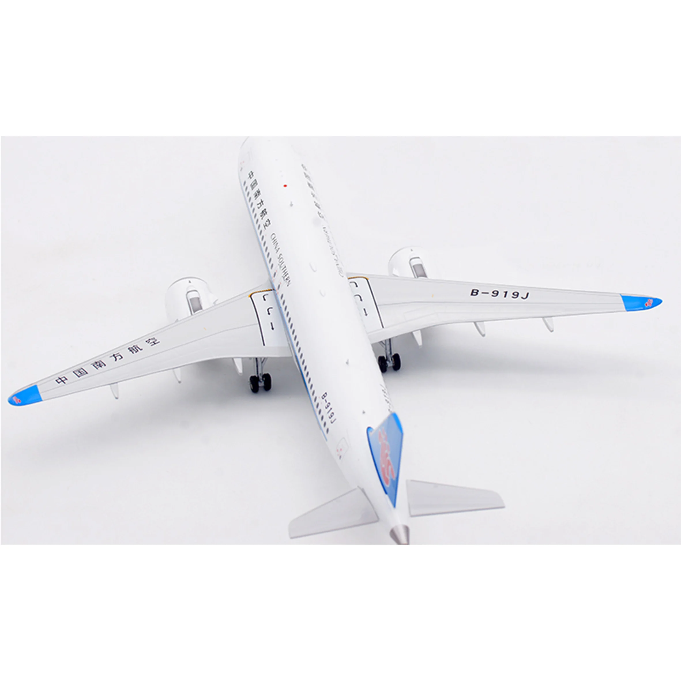 Southern Airlines C919 Diecast Model 1:200 Scale 3 Southern Airlines C919 Diecast Model 1:200 Scale - Image 3