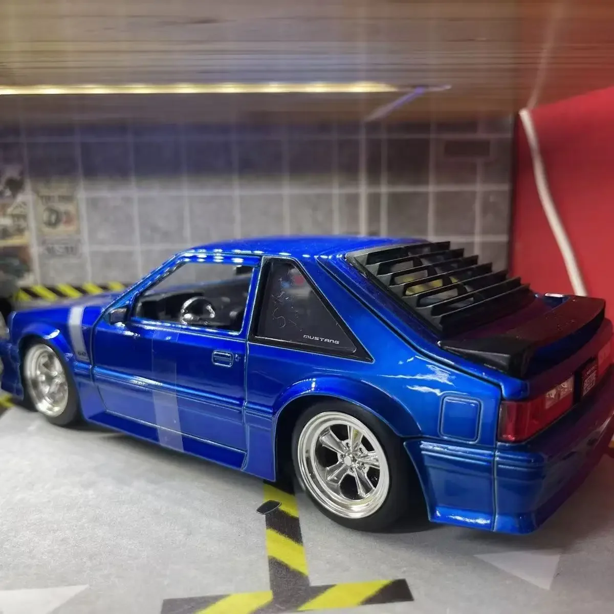 1989 Ford Mustang GT 1:24 Scale Diecast Model 3 1989 Ford Mustang GT 1:24 Scale Diecast Model - Image 3