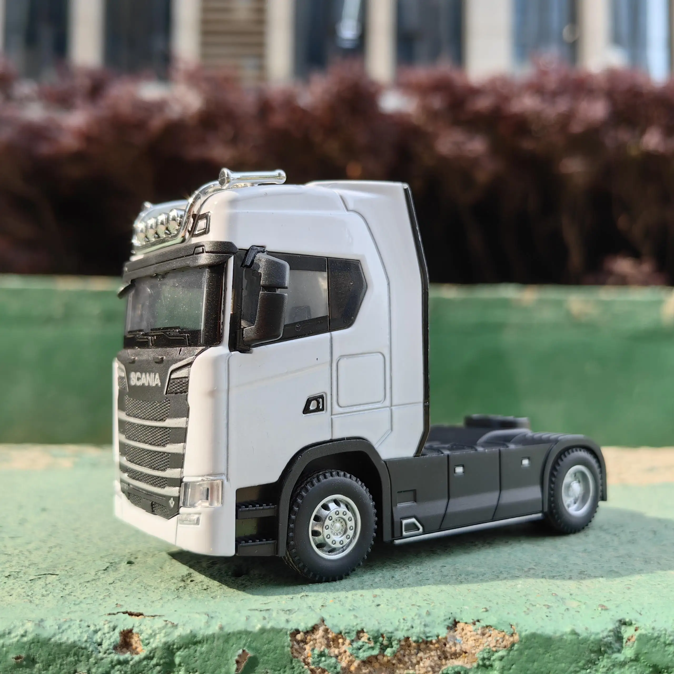 1/50 Scale Alloy Diecast Truck Model Red 11 1/50 Scale Alloy Diecast Truck Model Red - Image 11