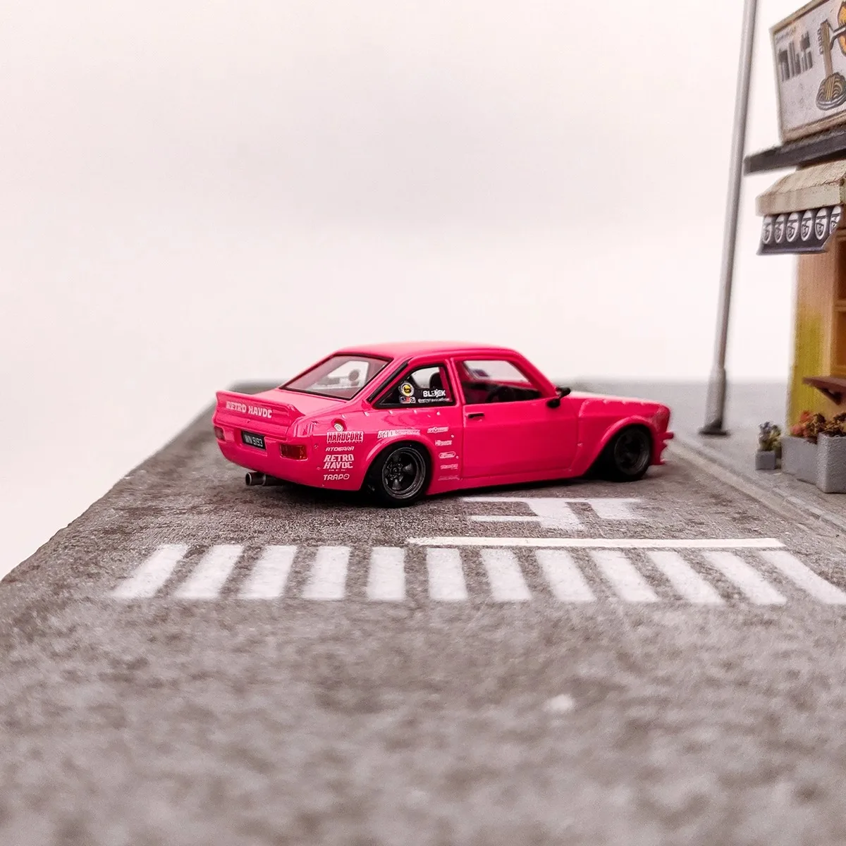 1:64 Scale Ford Escort MK2 Pink Model Car 5 1:64 Scale Ford Escort MK2 Pink Model Car - Image 5