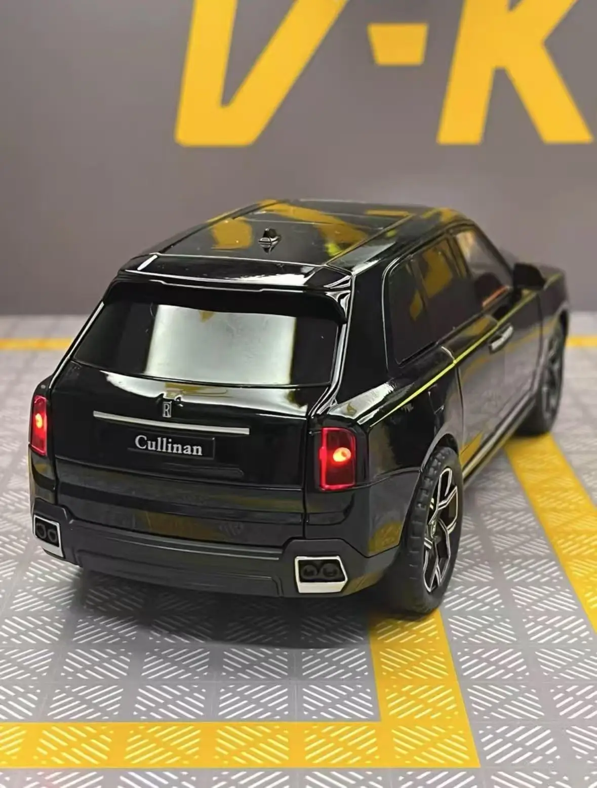 1:24 Scale Rolls-Royce Cullinan Diecast Model 3 1:24 Scale Rolls-Royce Cullinan Diecast Model - Image 3