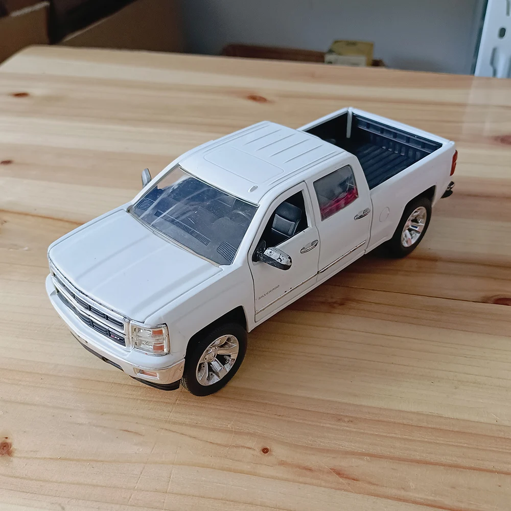 Chevy 2014 Silverado 1:24 Diecast Model 8 Chevy 2014 Silverado 1:24 Diecast Model - Image 8