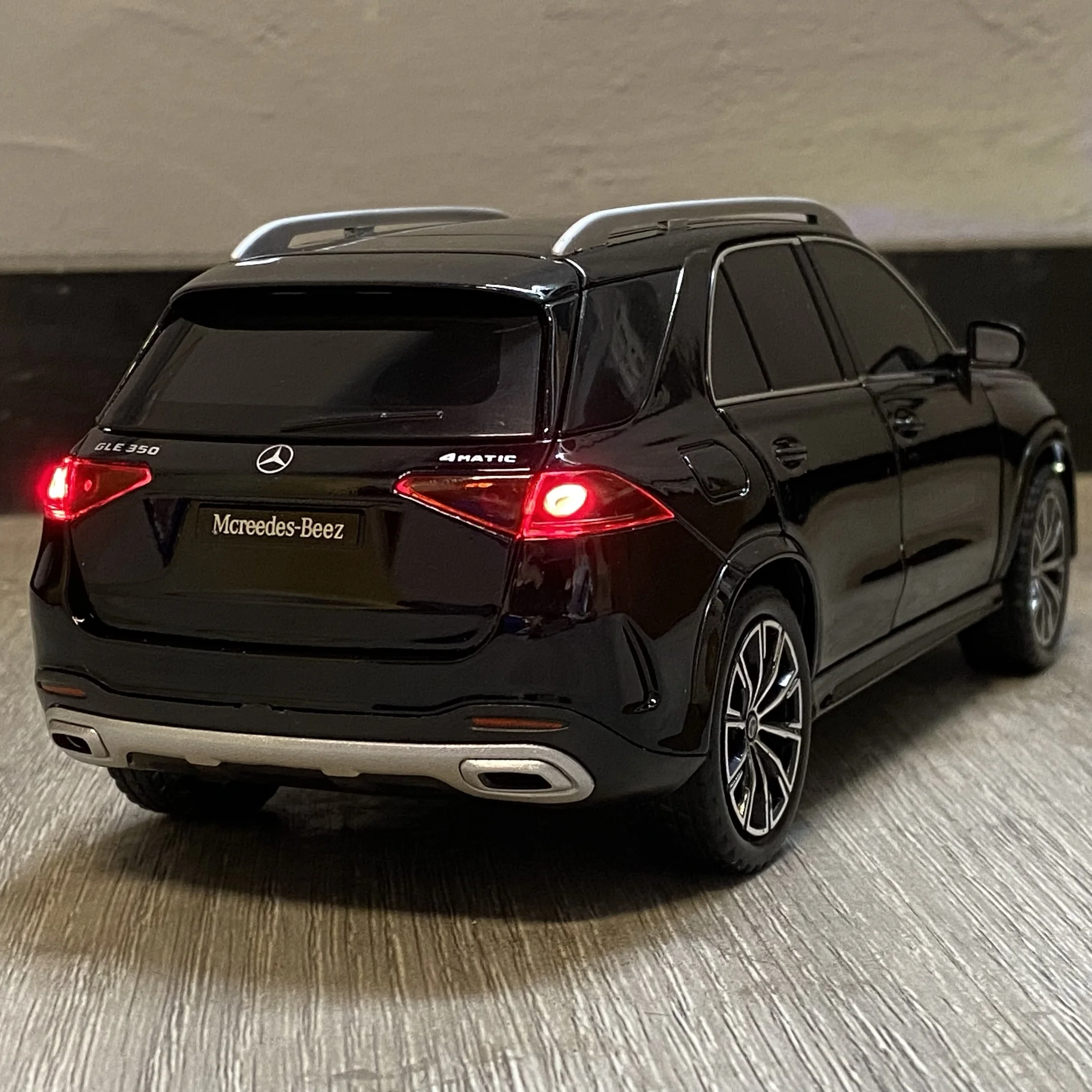 Benz GLE350 1:24 Scale Diecast Model Car 4 Benz GLE350 1:24 Scale Diecast Model Car - Image 4
