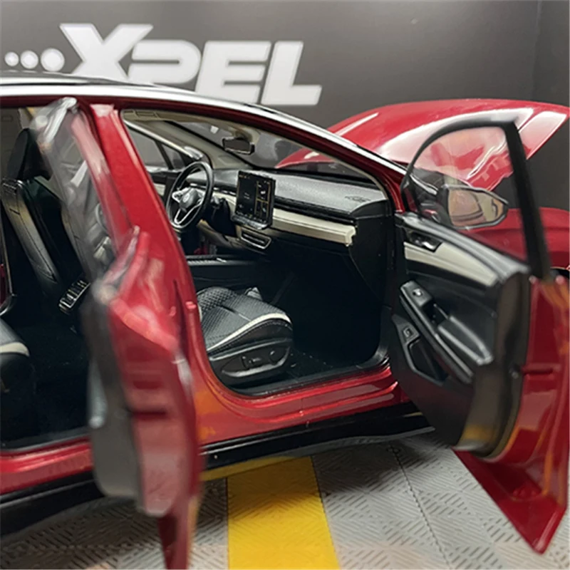 1:18 ID.7 VIZZION Diecast Model Car 5 1:18 ID.7 VIZZION Diecast Model Car - Image 5