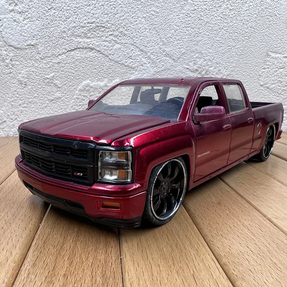 Chevy 2014 Silverado 1:24 Diecast Model 5 Chevy 2014 Silverado 1:24 Diecast Model - Image 5
