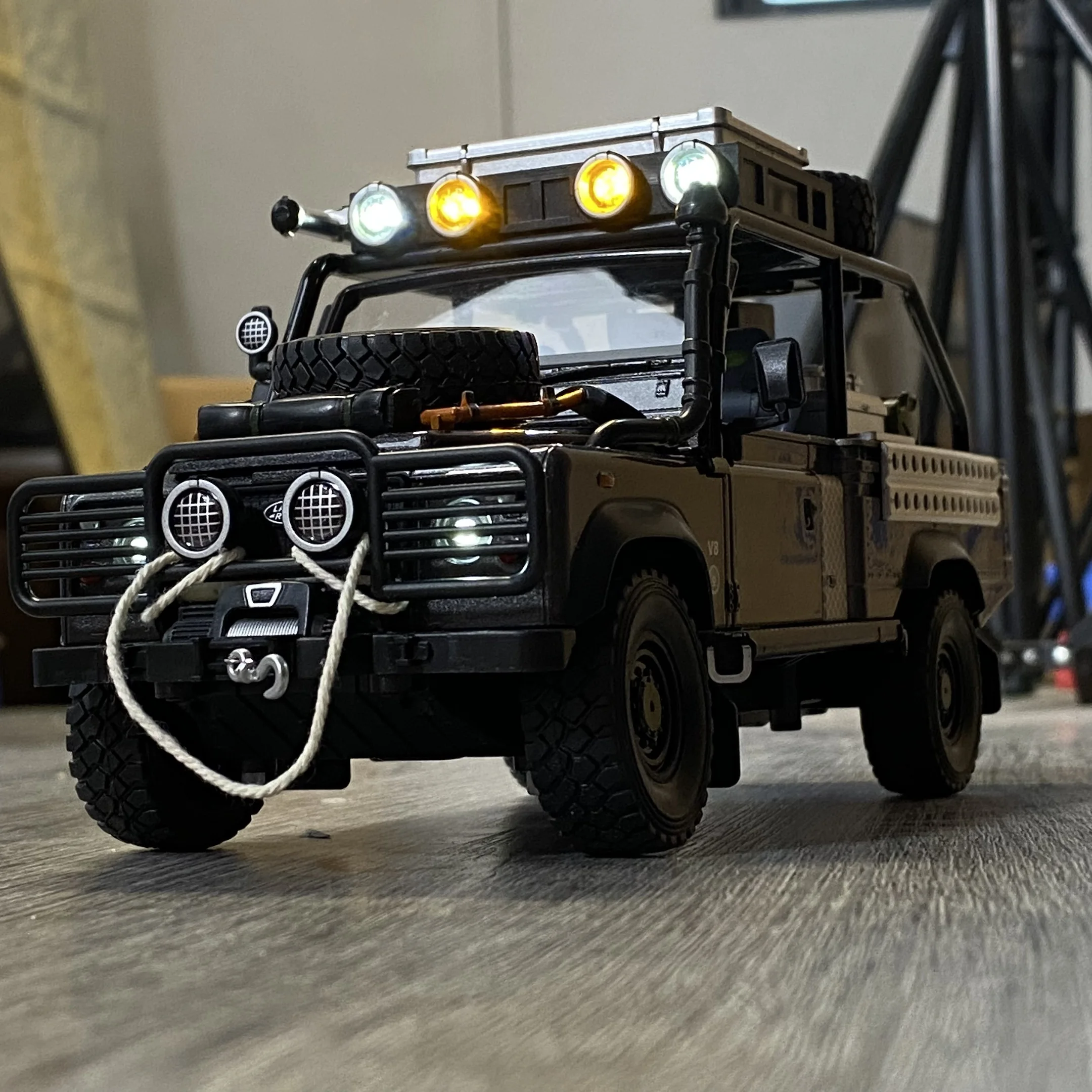 Land Rover Defender 90 1:24 Scale Diecast Model 3 Land Rover Defender 90 1:24 Scale Diecast Model - Image 3