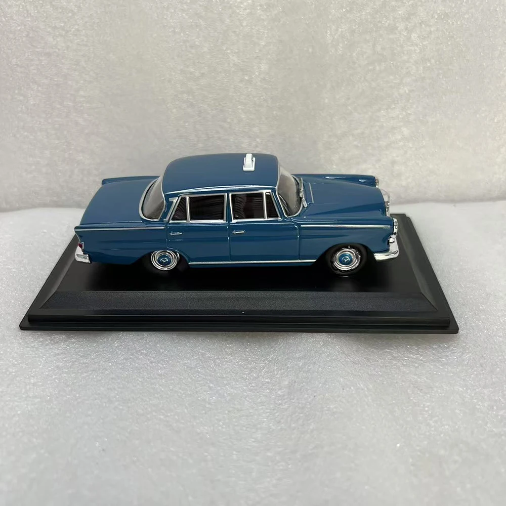 1:43 Scale Mercedes 200D Classic Model 4 1:43 Scale Mercedes 200D Classic Model - Image 4