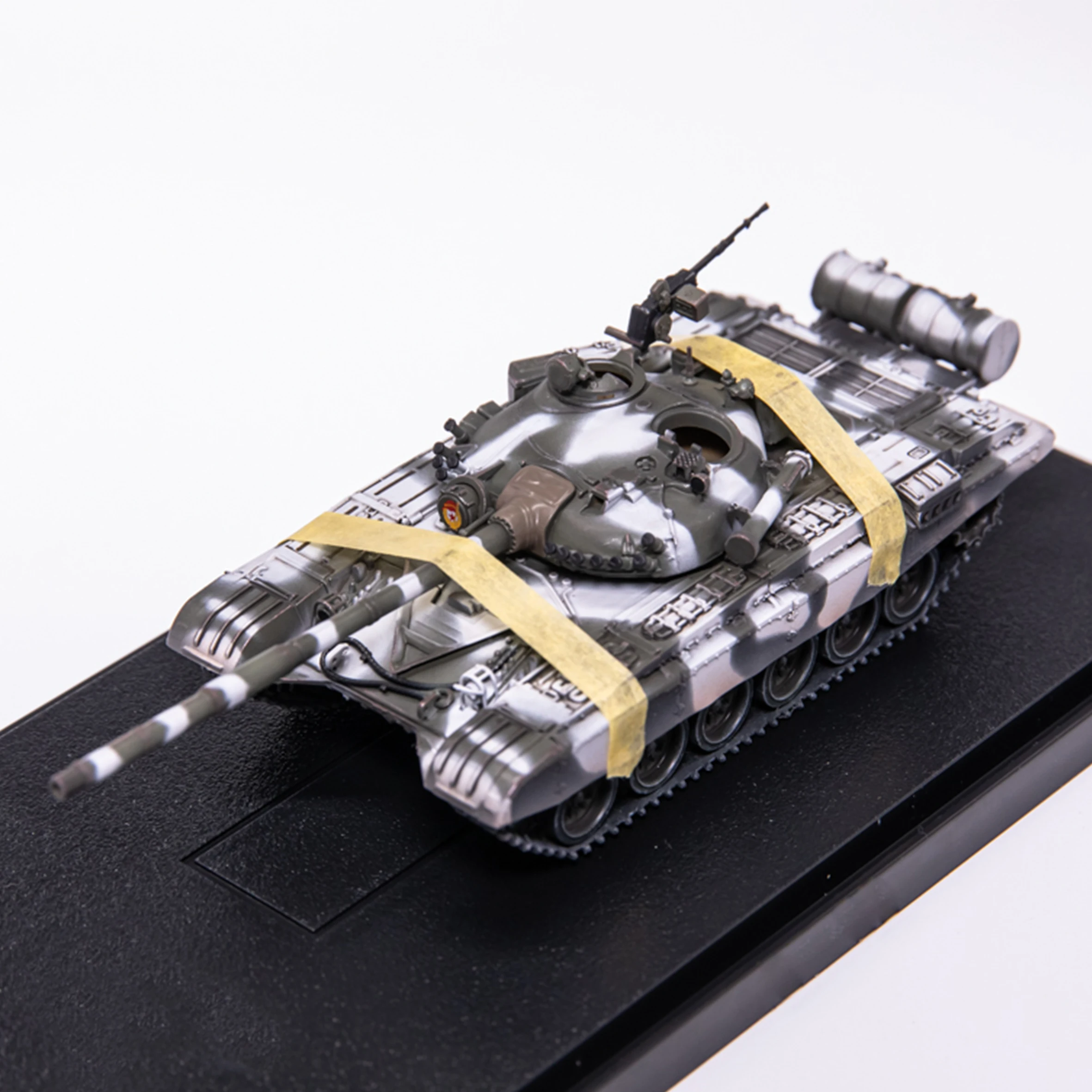 1:72 Scale T-72A Tank Model in Snow Camo 6 1:72 Scale T-72A Tank Model in Snow Camo - Image 6