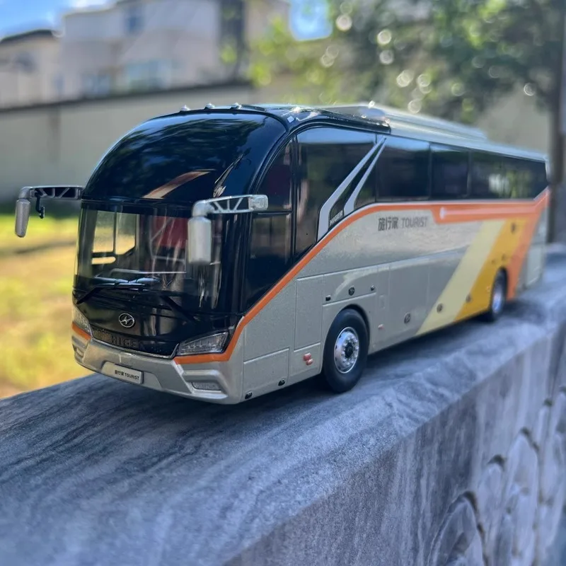 Jinlong HIGER TOURIST 1/42 Scale Alloy Model 2 Jinlong HIGER TOURIST 1/42 Scale Alloy Model - Image 2