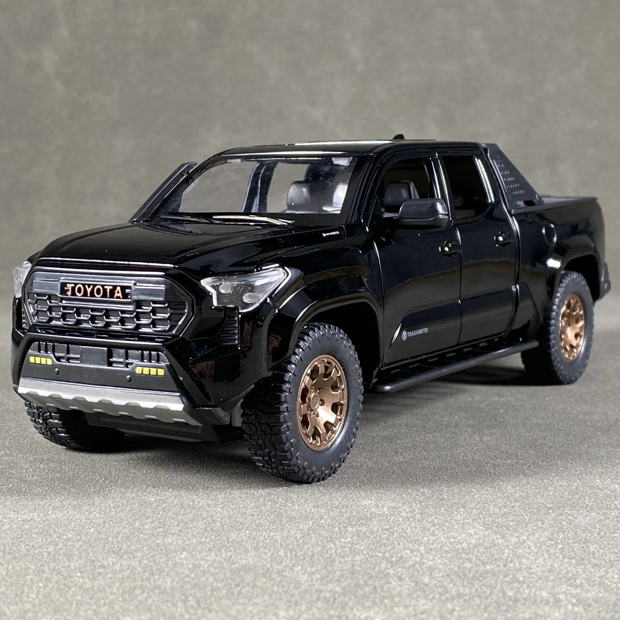 Toyota Tacoma Urban Edition Diecast Model 1:24 11 Toyota Tacoma Urban Edition Diecast Model 1:24 - Image 11