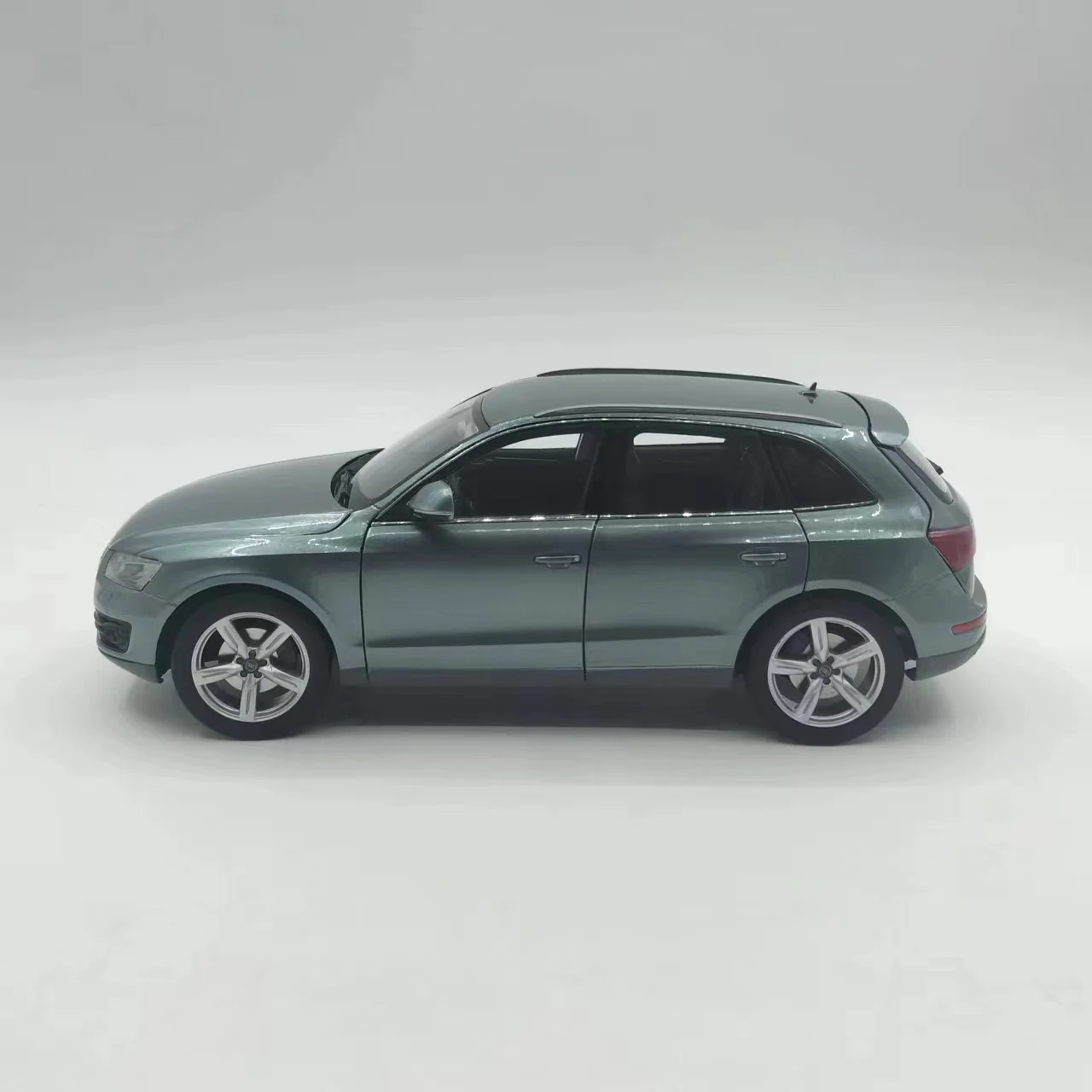 Kyosho 1:18 Scale Faw Audi Q5 Model SUV 4 Kyosho 1:18 Scale Faw Audi Q5 Model SUV - Image 4