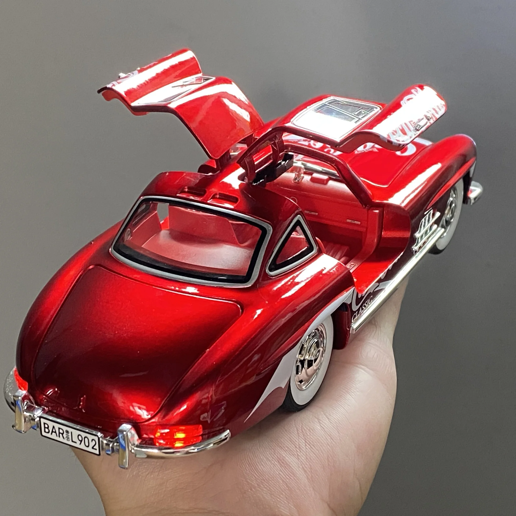 Vintage Benz 300SL Diecast Model 1:24 Scale 5 Vintage Benz 300SL Diecast Model 1:24 Scale - Image 5