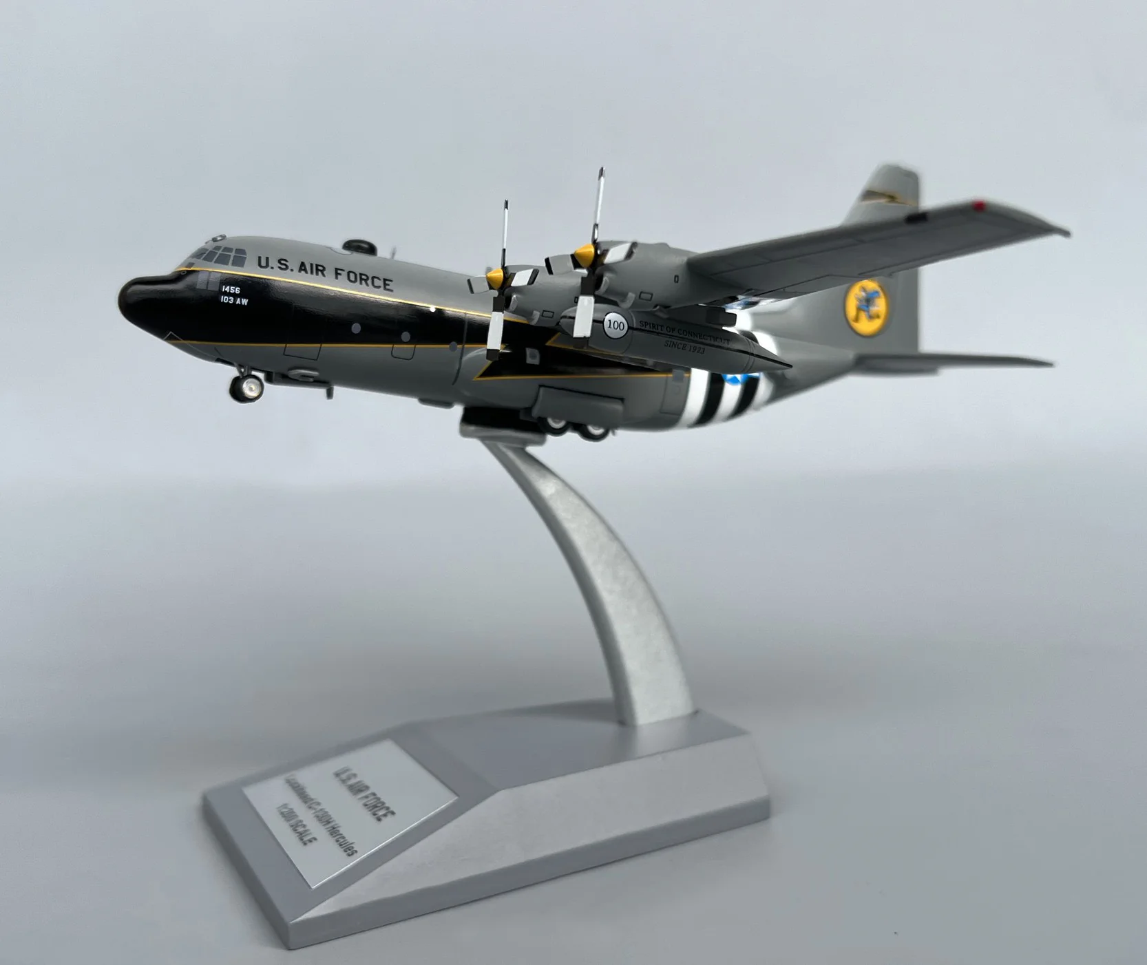 US C-130H Transport Aircraft 1:200 Scale Model 3 US C-130H Transport Aircraft 1:200 Scale Model - Image 3