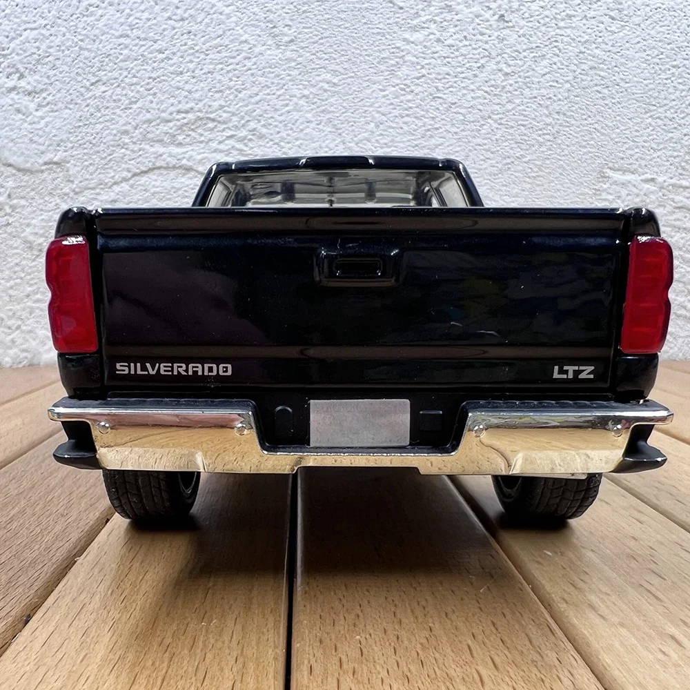 Chevy 2014 Silverado 1:24 Diecast Model 3 Chevy 2014 Silverado 1:24 Diecast Model - Image 3
