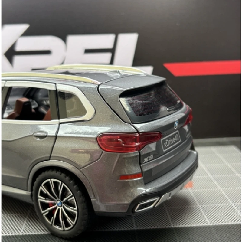 1:24 Scale BMW X5 SUV Model with Sound and Lights 3 1:24 Scale BMW X5 SUV Model with Sound and Lights - Image 3