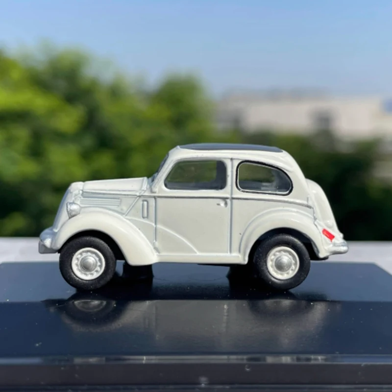 Ford Classic 1:76 Scale Alloy Car Model 2 Ford Classic 1:76 Scale Alloy Car Model - Image 2