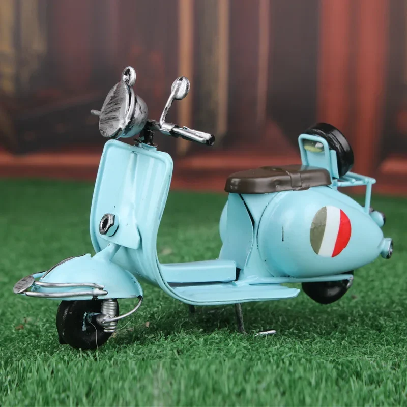 Vespa Motorcycle 1:18 Scale Model in Yellow 16 Vespa Motorcycle 1:18 Scale Model in Yellow - Image 16