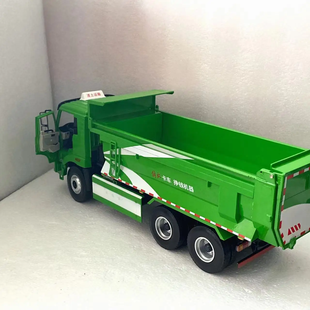 Jiefangtian V 1:24 Scale Green Dump Truck Model 2 Jiefangtian V 1:24 Scale Green Dump Truck Model - Image 2