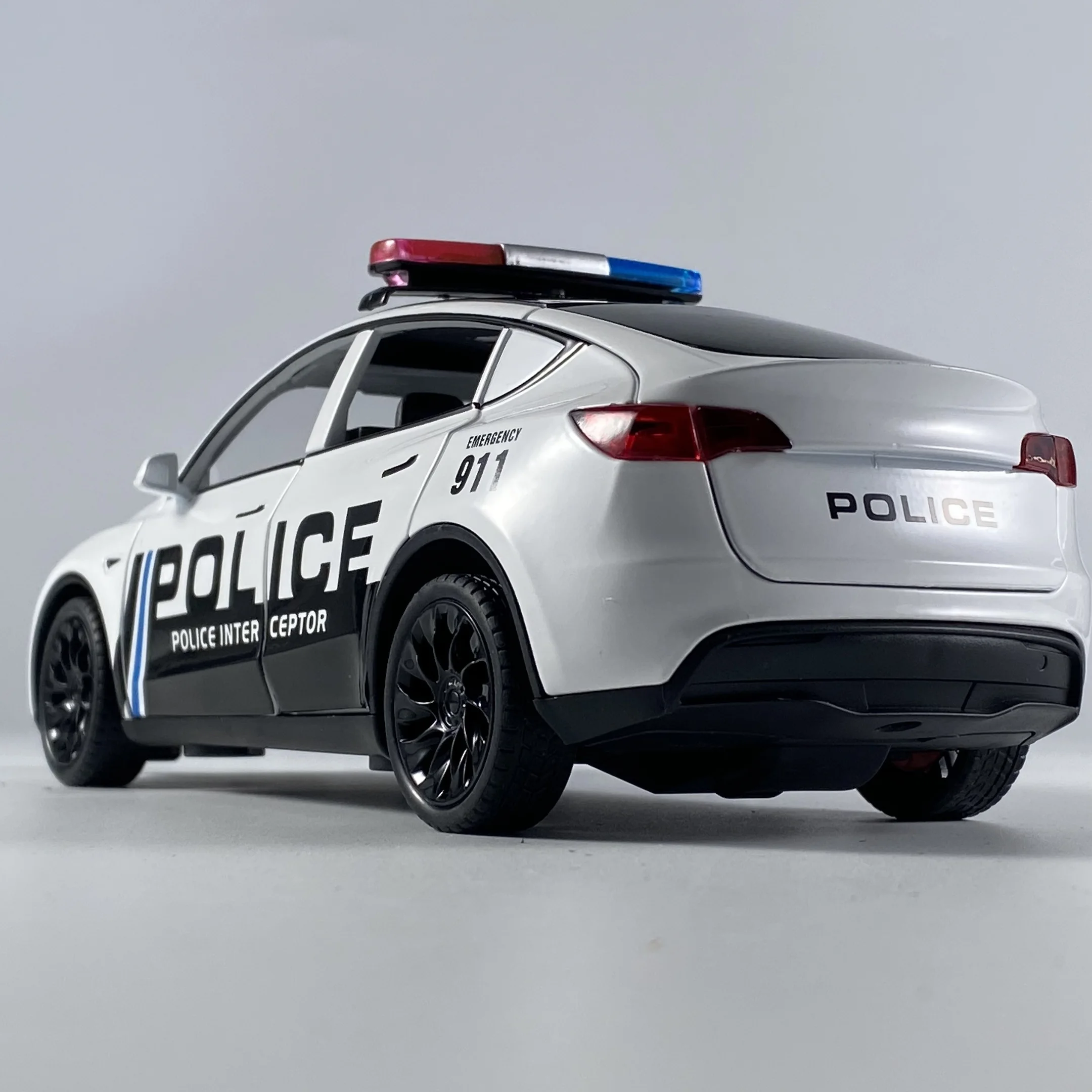 1:24 Scale Diecast Police Model Car with Lights 5 1:24 Scale Diecast Police Model Car with Lights - Image 5