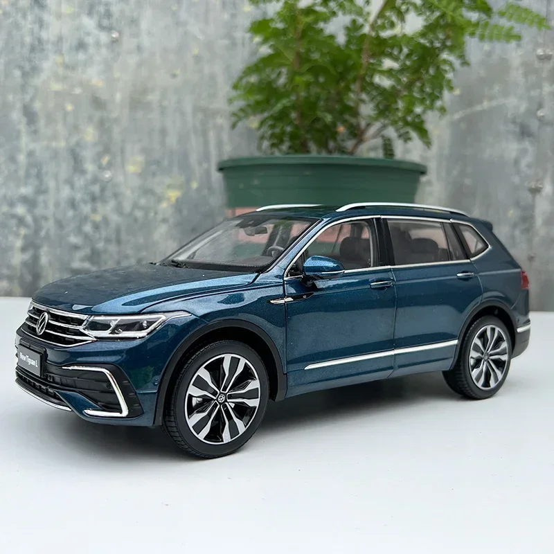 TIGUAN L SUV Diecast Model 1:18 Scale Blue 3 TIGUAN L SUV Diecast Model 1:18 Scale Blue - Image 3