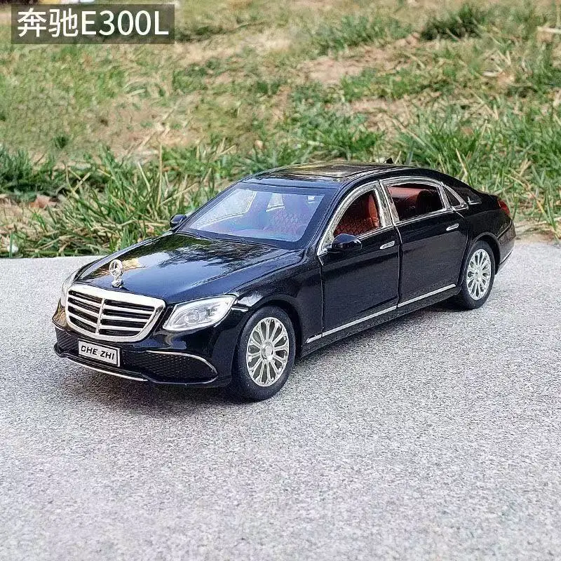 Mercedes-Benz E300 E-Class 1:24 Scale Model 3 Mercedes-Benz E300 E-Class 1:24 Scale Model - Image 3