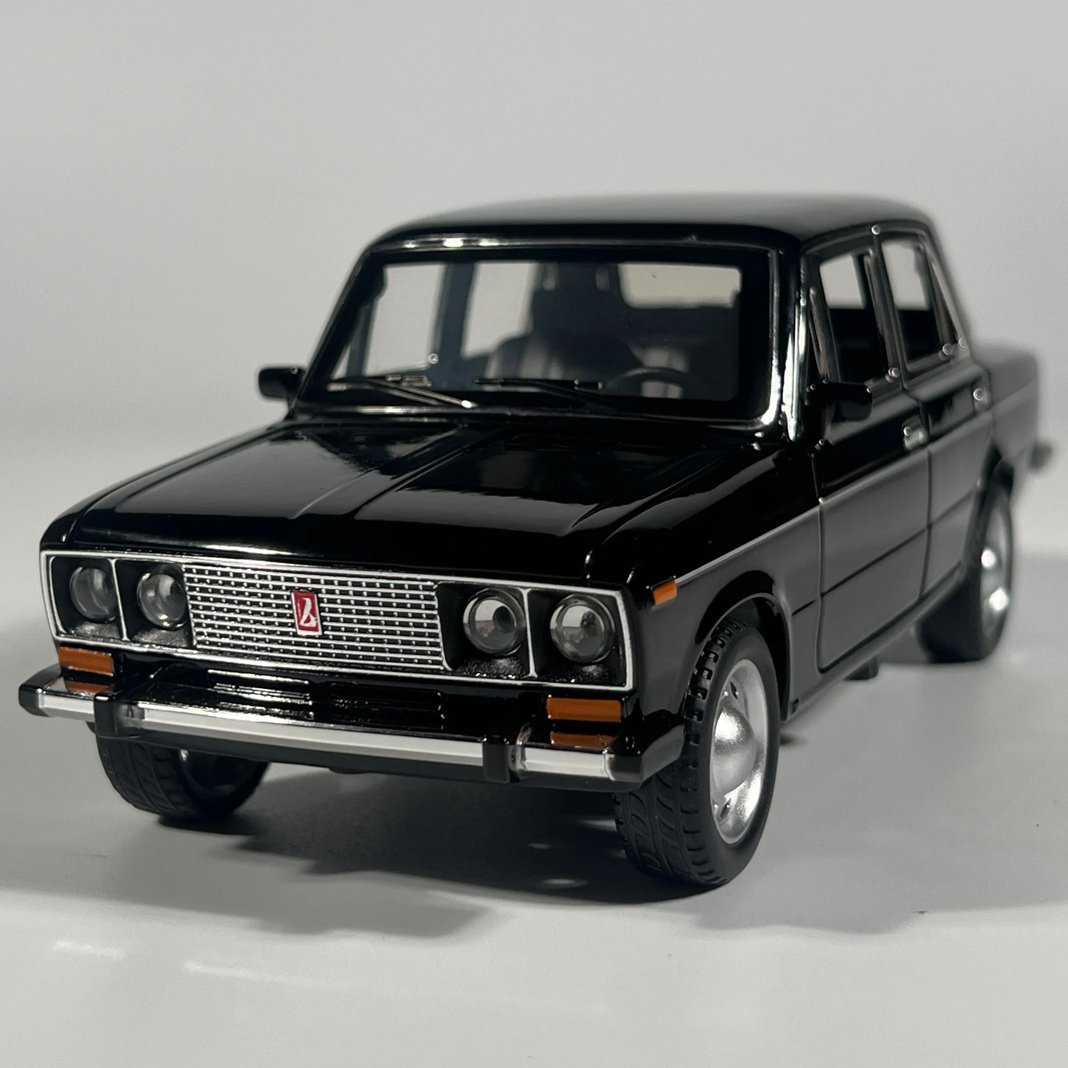 LADA 2106 1:24 Diecast Model Car with Sound 4 LADA 2106 1:24 Diecast Model Car with Sound - Image 4