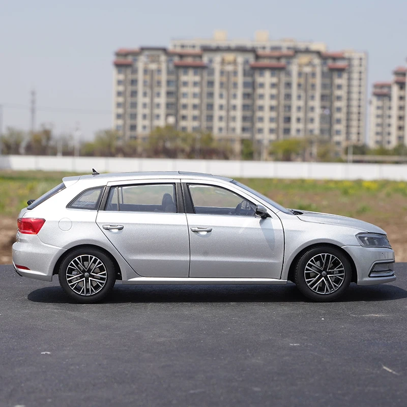 VW Gran Lavida 1:18 Diecast Model Silver 3 VW Gran Lavida 1:18 Diecast Model Silver - Image 3