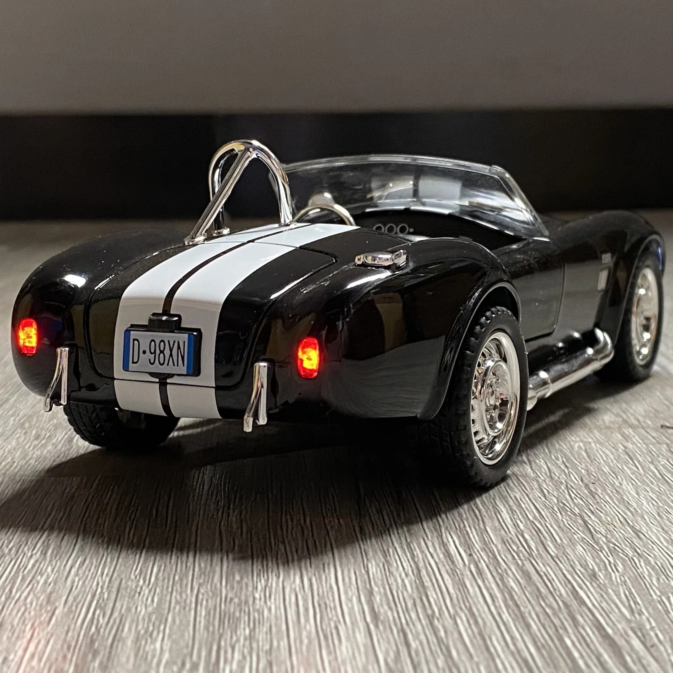 1965 Ford Shelby AC Cobra Diecast Model 1:22 Scale 5 1965 Ford Shelby AC Cobra Diecast Model 1:22 Scale - Image 5