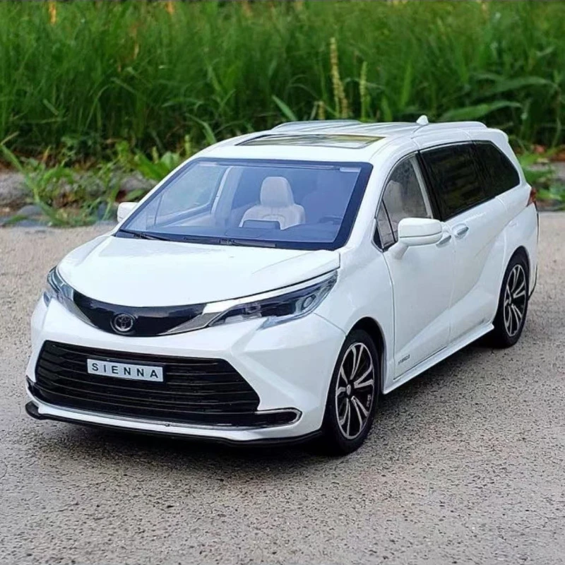 1:24 Scale Toyota Sienna Diecast Model Van 6 1:24 Scale Toyota Sienna Diecast Model Van - Image 6