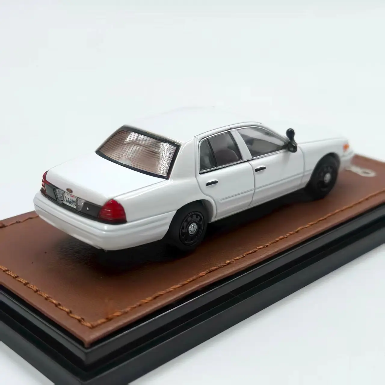 GOC 1:64 Crown Victoria Diecast Model Car 2 GOC 1:64 Crown Victoria Diecast Model Car - Image 2