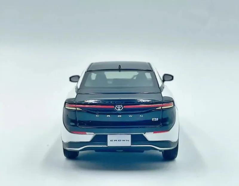 Toyota Crown Diecast Model 1:30 Scale Vehicle 3 Toyota Crown Diecast Model 1:30 Scale Vehicle - Image 3