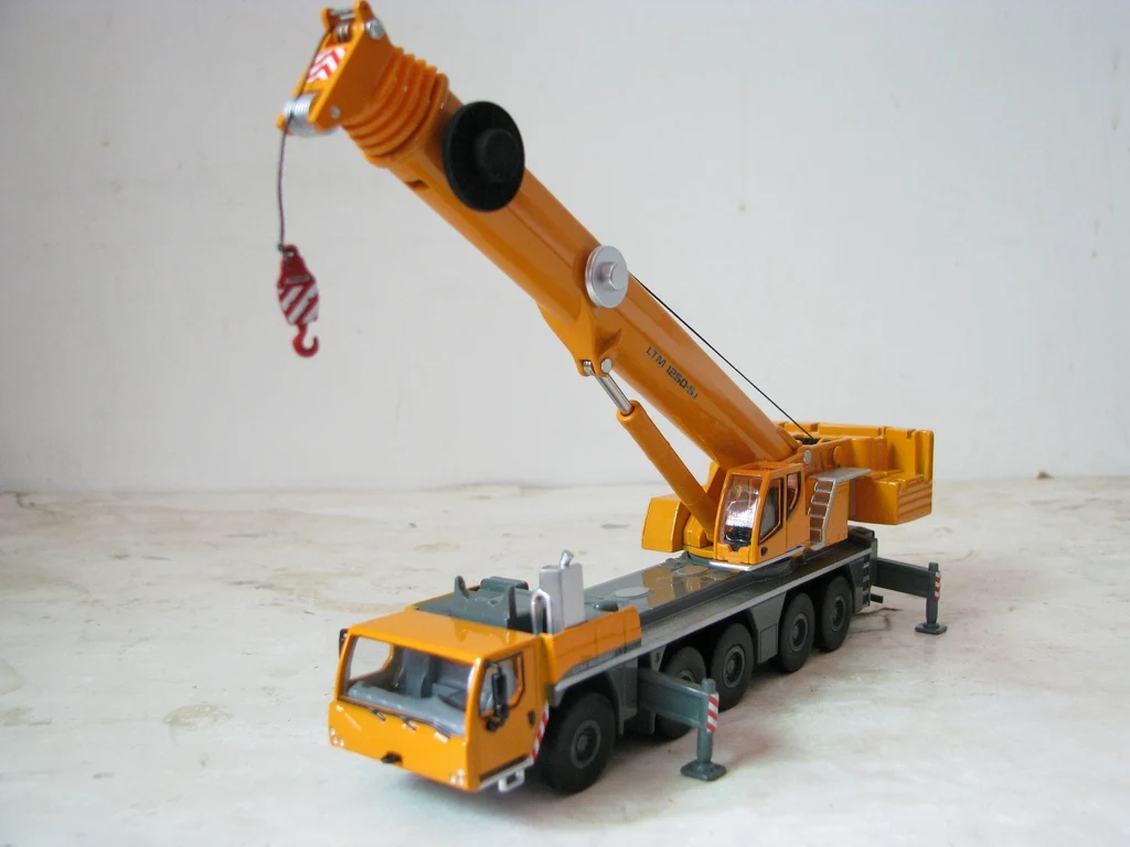 Diecast 1:87 Scale LIEBHERR Crane Model 5 Diecast 1:87 Scale LIEBHERR Crane Model - Image 5