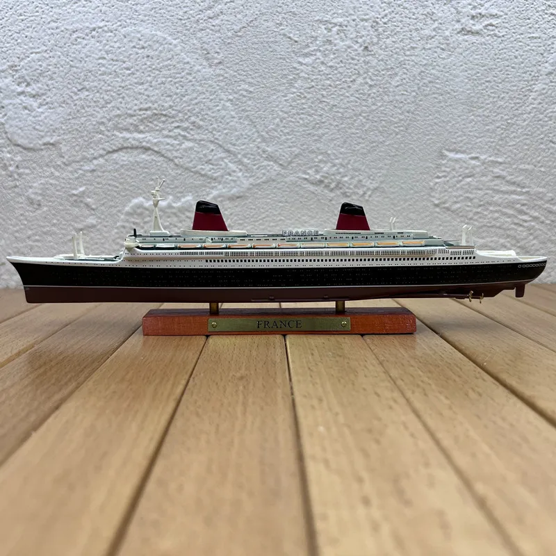 1:1250 Scale Classic Cruise Ship Model 3 1:1250 Scale Classic Cruise Ship Model - Image 3