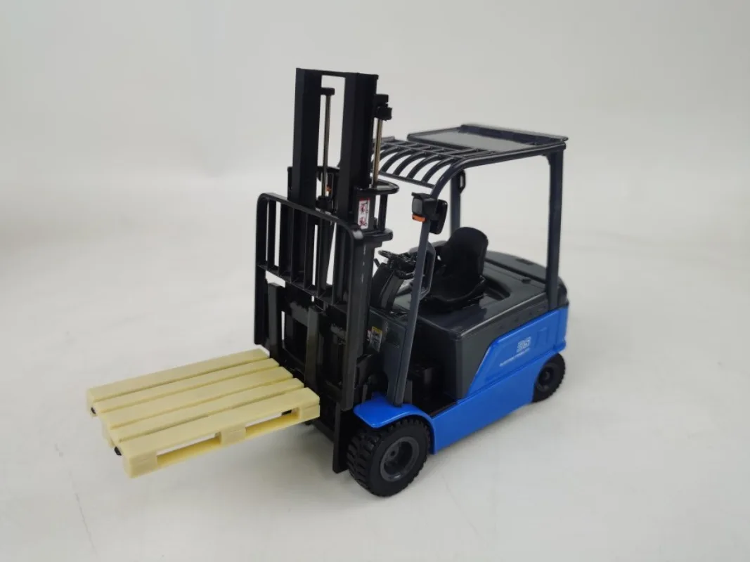 Diecast 1/25 Electric Forklift Truck Model 2 Diecast 1/25 Electric Forklift Truck Model - Image 2