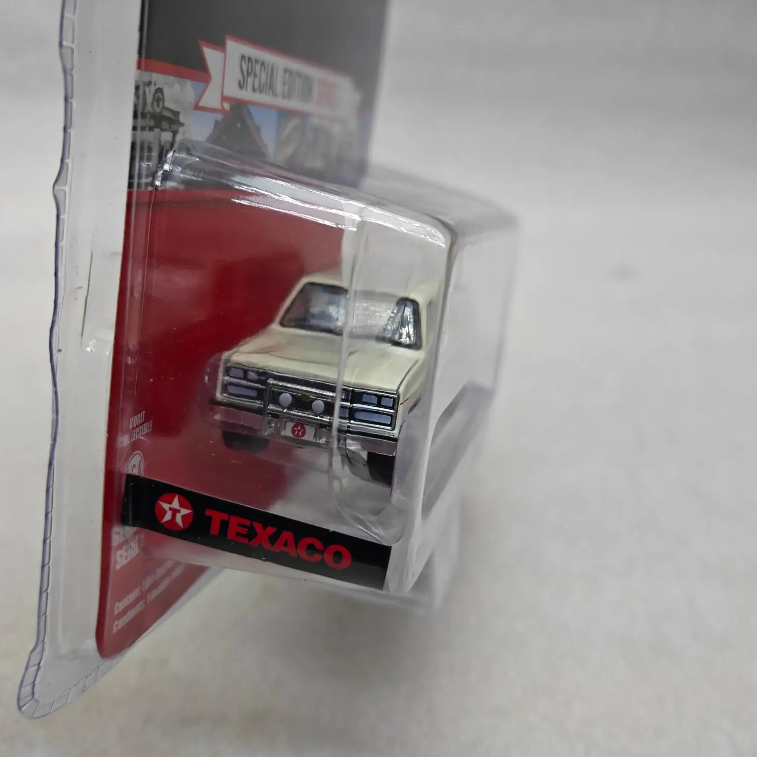 1990 Chevrolet Suburban 1:64 Scale Model Car 3 1990 Chevrolet Suburban 1:64 Scale Model Car - Image 3