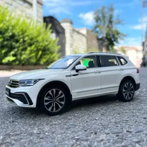 TIGUAN L SUV Diecast Model 1:18 Scale Blue 6 Sedc6dc20d33643208e4bf00a5bae236bz