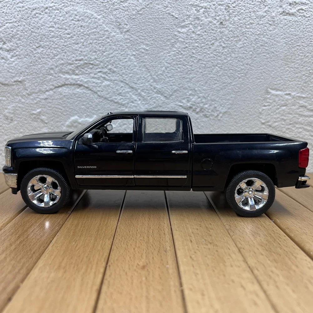 Chevy 2014 Silverado 1:24 Diecast Model 2 Chevy 2014 Silverado 1:24 Diecast Model - Image 2