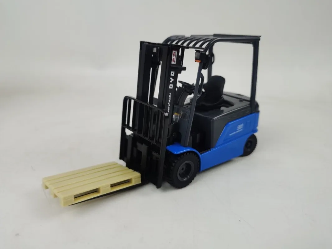 Diecast 1/25 Electric Forklift Truck Model 3 Diecast 1/25 Electric Forklift Truck Model - Image 3