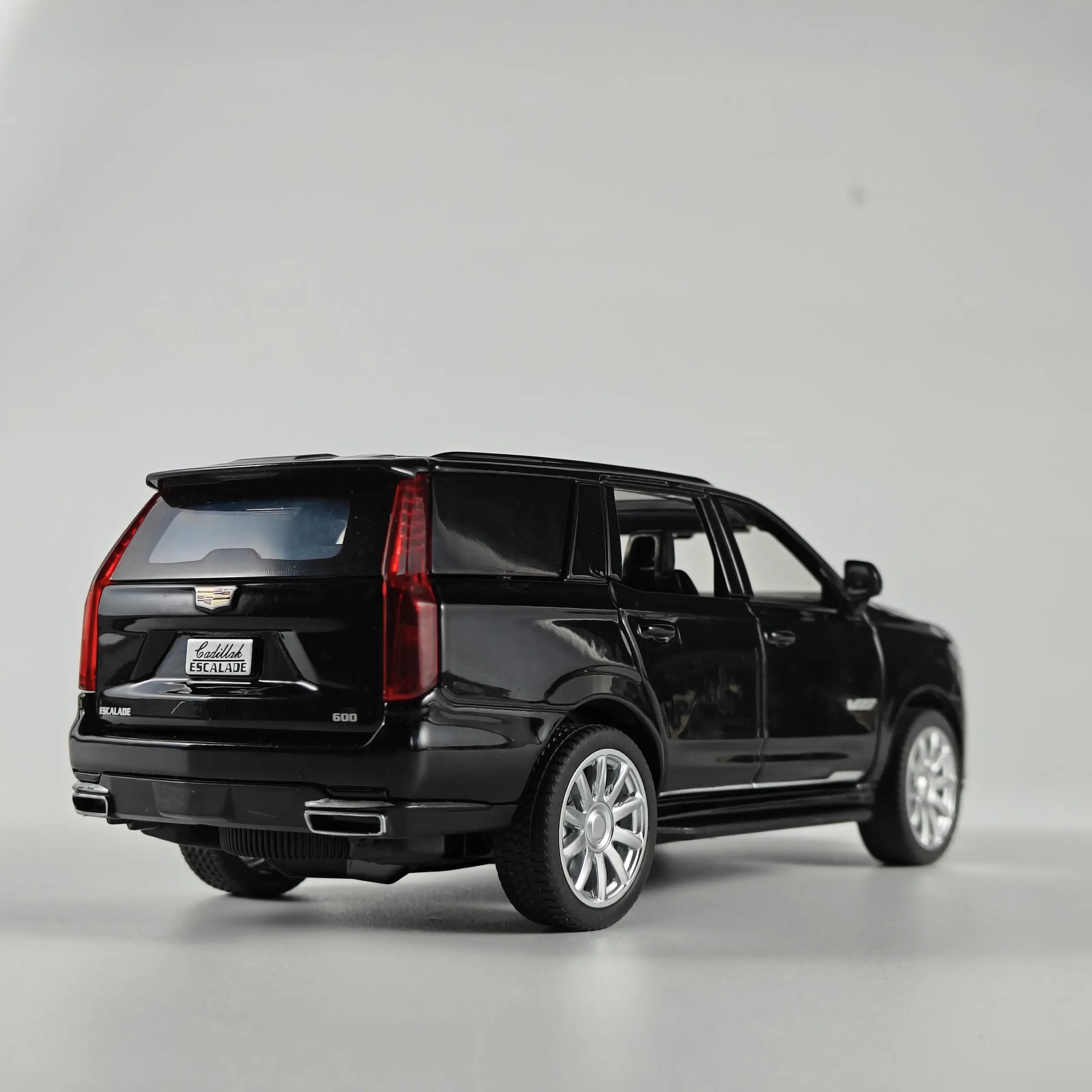 Diecast Cadillac Escalade 1:32 Scale Model 6 Diecast Cadillac Escalade 1:32 Scale Model - Image 6