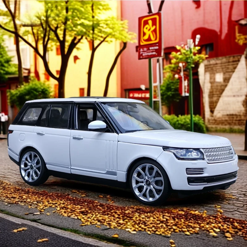 1:24 Scale Range Rover SUV Model in White 2 1:24 Scale Range Rover SUV Model in White - Image 2