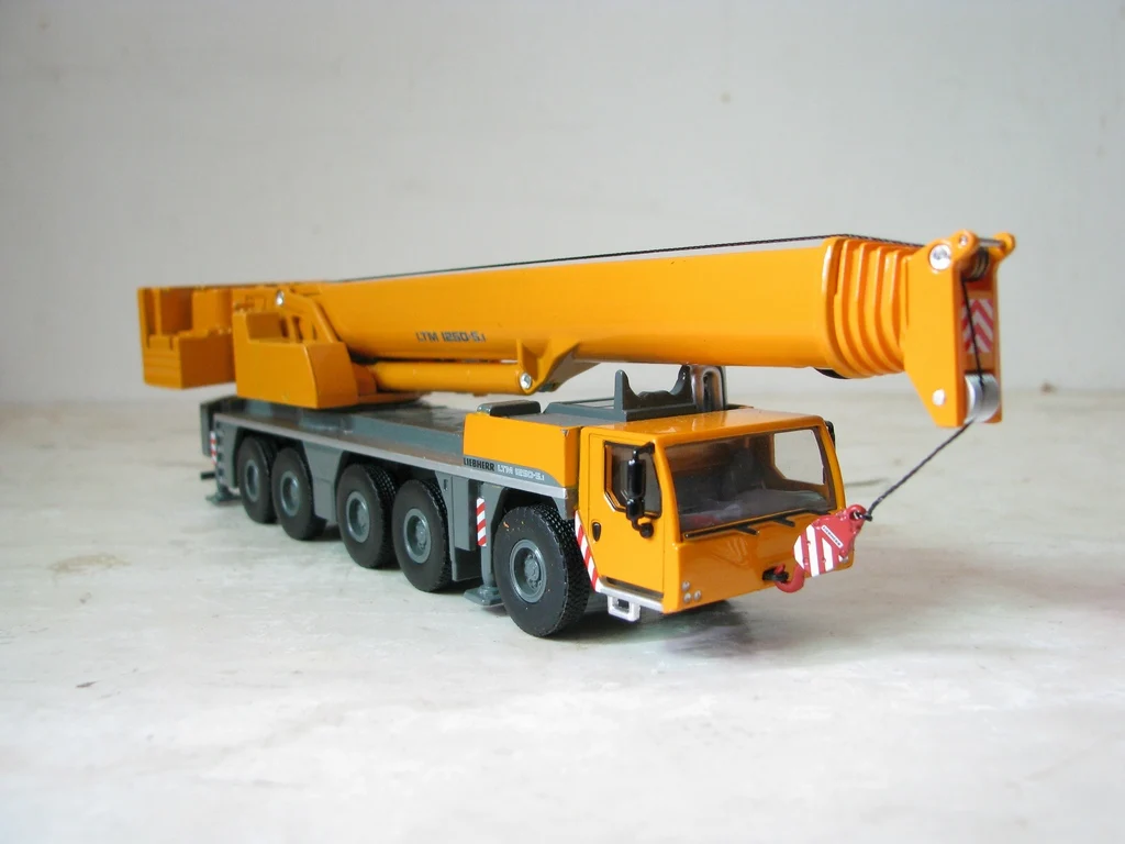 Diecast 1:87 Scale LIEBHERR Crane Model 6 Diecast 1:87 Scale LIEBHERR Crane Model - Image 6