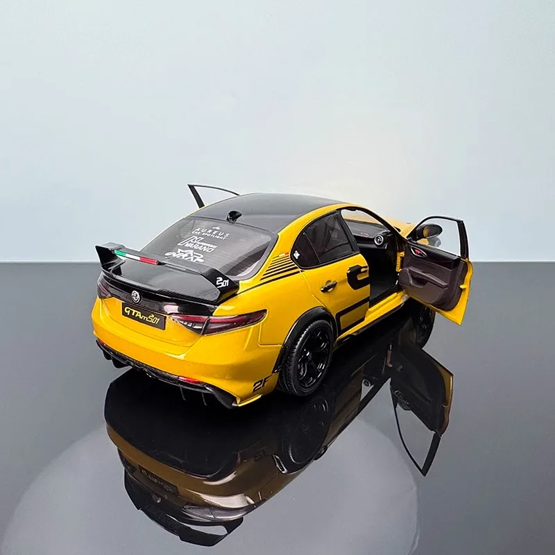 SOLIDO 1:18 Scale Alfa Romeo GTA Diecast Model 5 SOLIDO 1:18 Scale Alfa Romeo GTA Diecast Model - Image 5