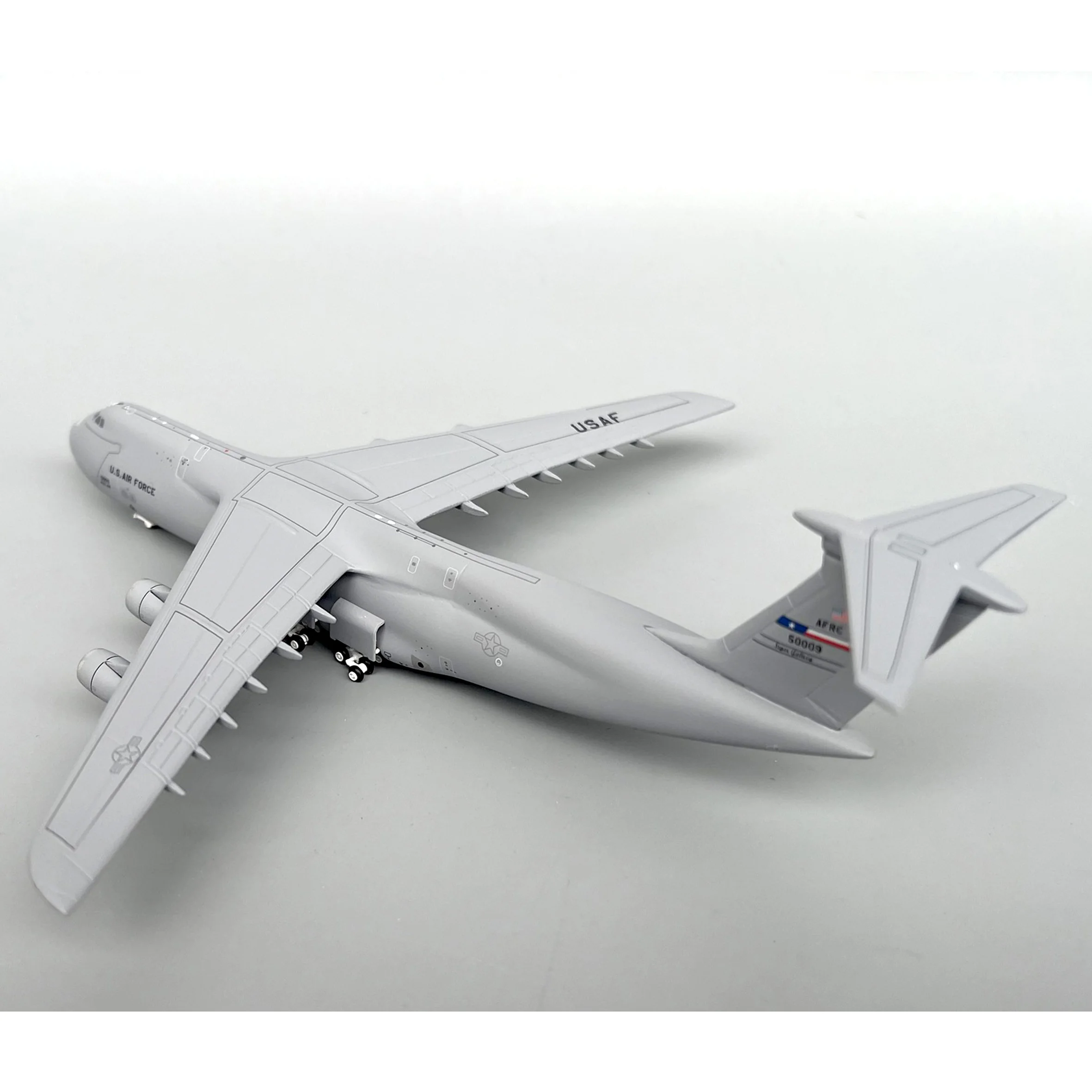 C-5M Heavy Transport Aircraft Model 1/400 Scale 1 C-5M Heavy Transport Aircraft Model 1/400 Scale