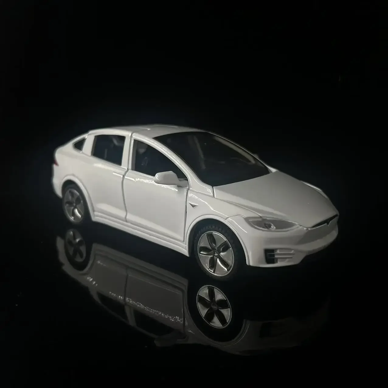 Tesla Cybertruck 1:32 Diecast Model with Effects 4 Tesla Cybertruck 1:32 Diecast Model with Effects - Image 4