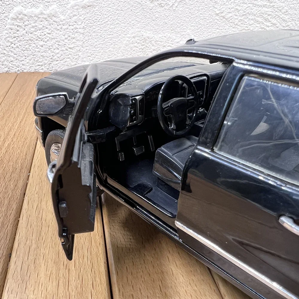 Chevy 2014 Silverado 1:24 Diecast Model 4 Chevy 2014 Silverado 1:24 Diecast Model - Image 4