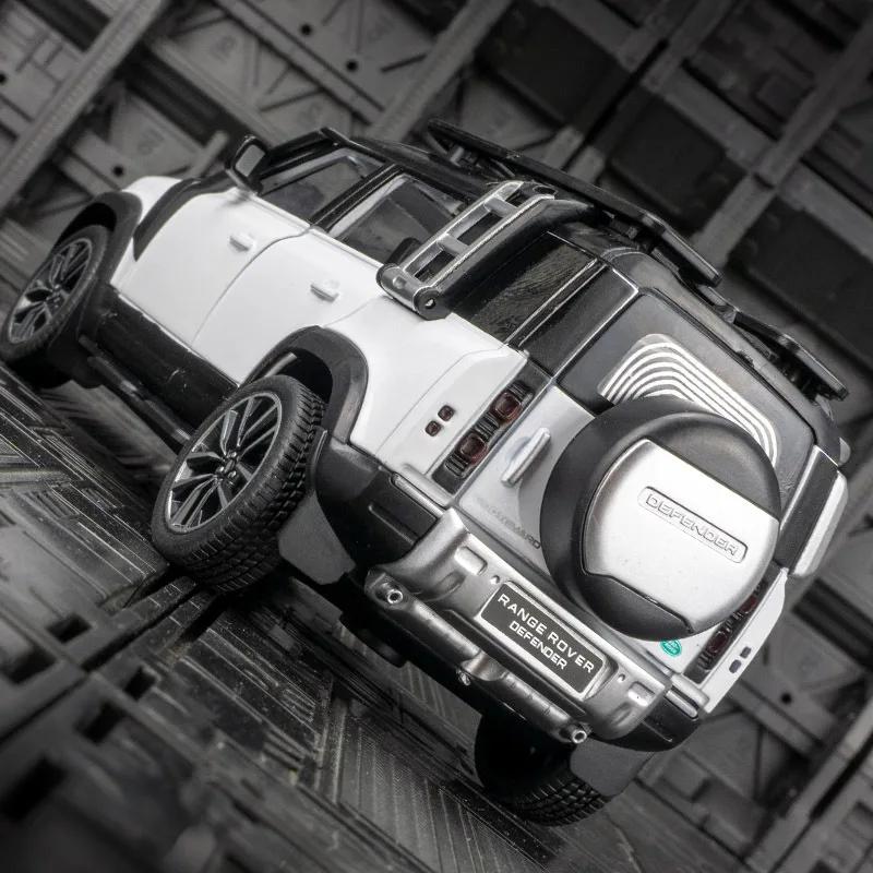 1:32 Scale Land Rover Defender 110 Diecast Model 6 1:32 Scale Land Rover Defender 110 Diecast Model - Image 6